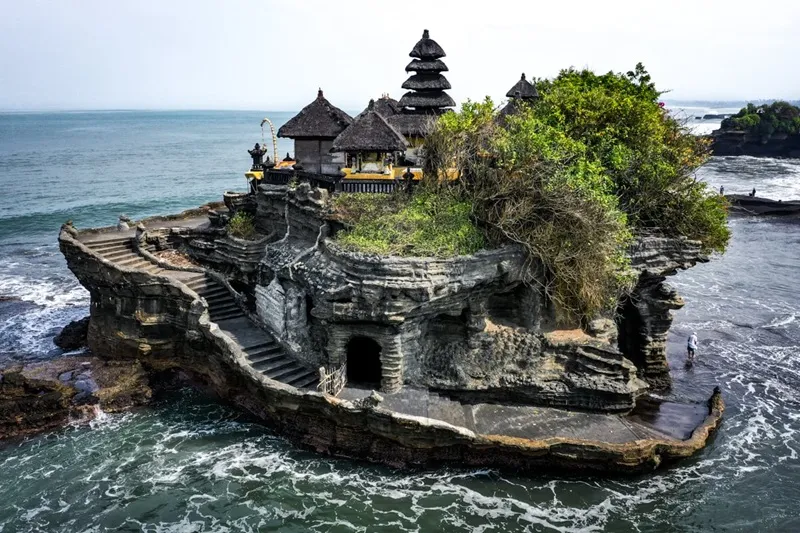 Đền Tanah Lot bên vách đá linh thiêng nhìn ra biển lớn tại Bali