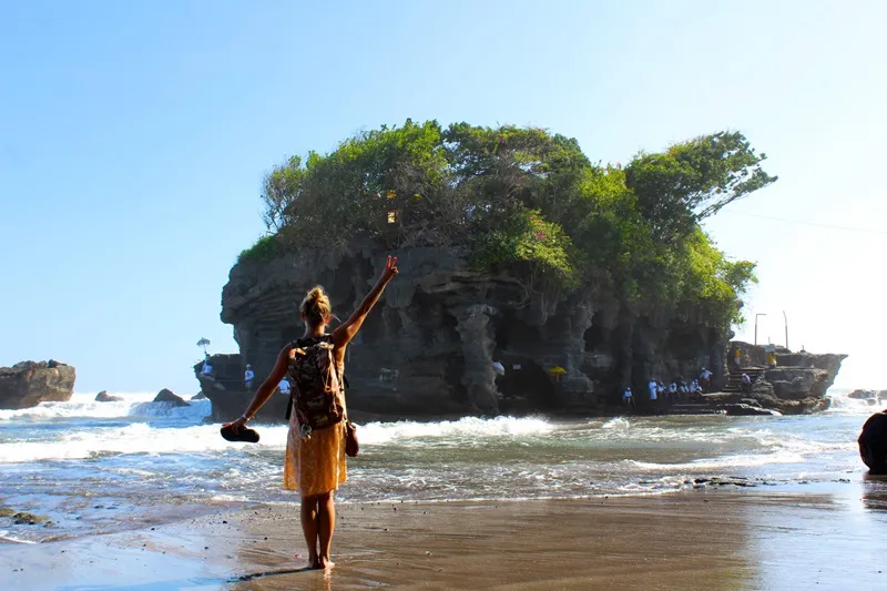 Đền Tanah Lot bên vách đá linh thiêng nhìn ra biển lớn tại Bali