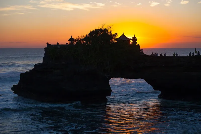 Đền Tanah Lot bên vách đá linh thiêng nhìn ra biển lớn tại Bali