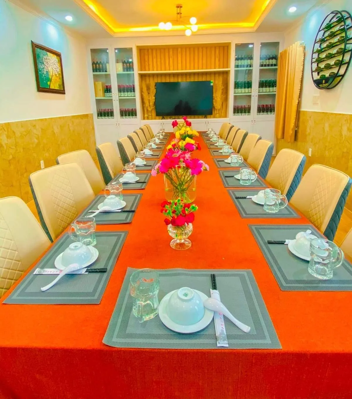 Đến Tombay Restaurant thưởng thức lẩu tự chọn thơm ngon, hấp dẫn