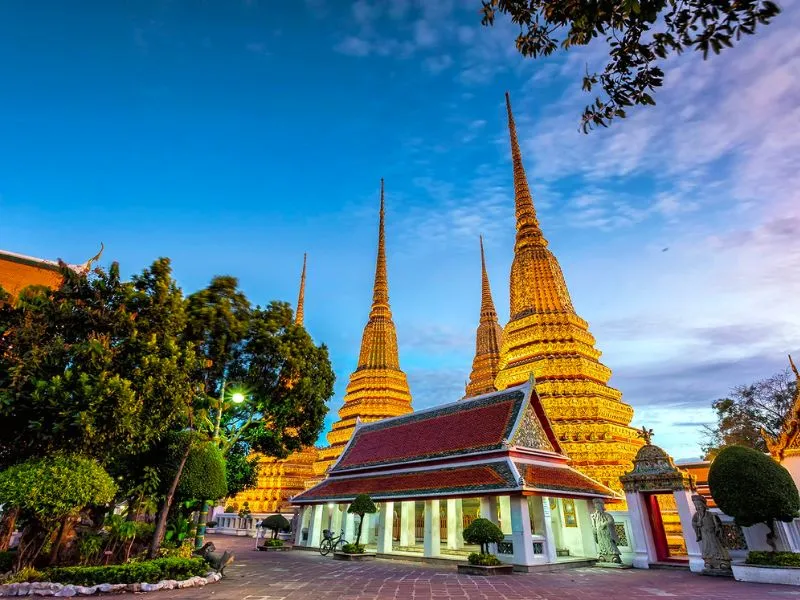 Đến Wat Pho chiêm bái tượng Phật dát vàng khổng lồ