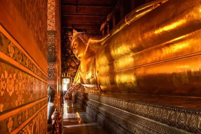 Đến Wat Pho chiêm bái tượng Phật dát vàng khổng lồ