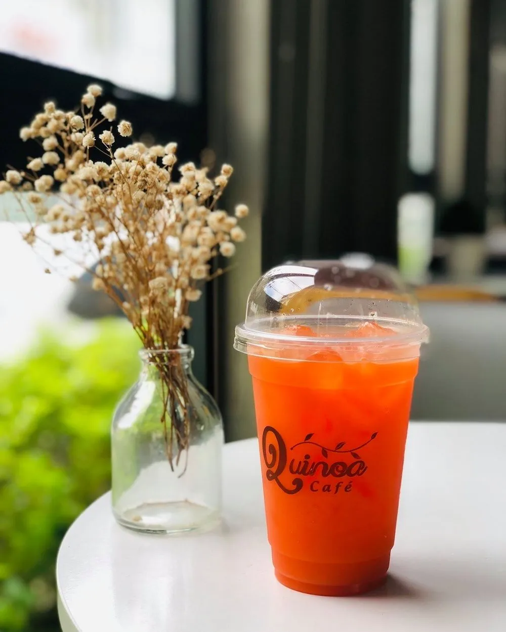 Dịch không vi vu nước ngoài được thì ghé Quinoa Café để có ảnh check-in như ở trời Tây