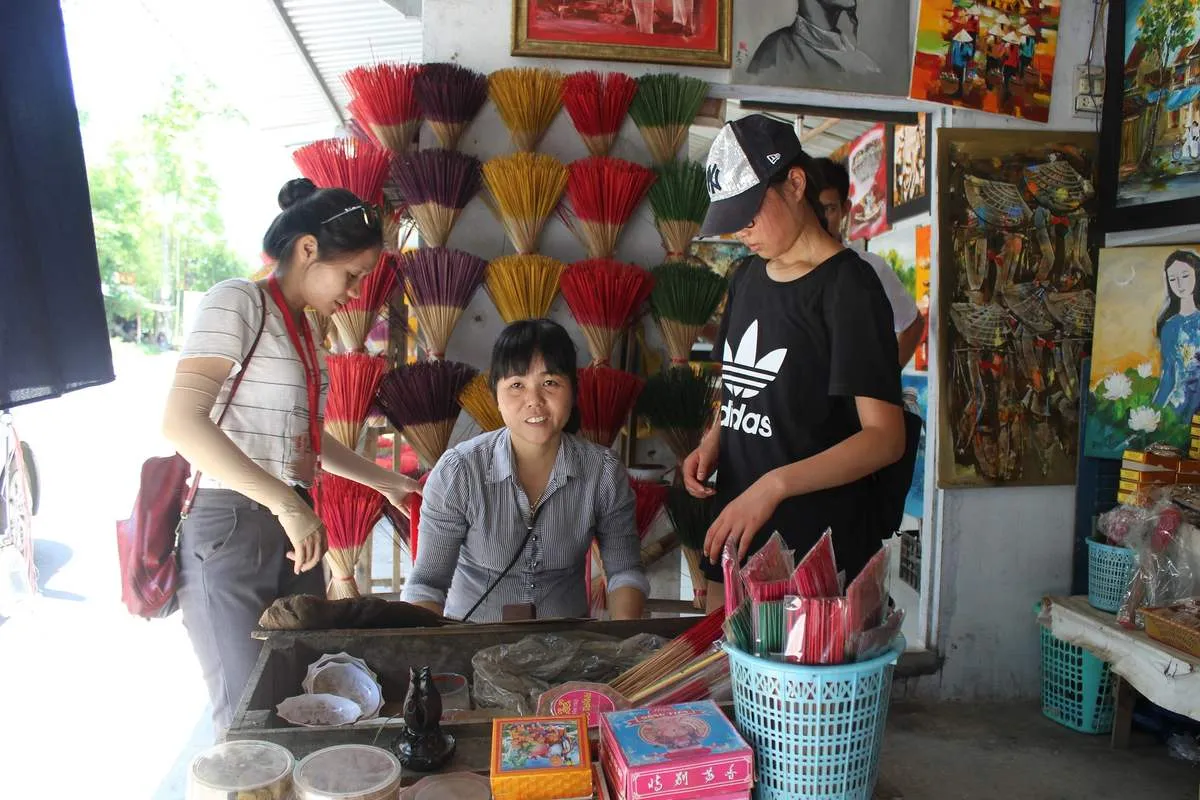 “Đổ cái rầm” trước làng hương Thủy Xuân đẹp mãn nhãn không góc chết