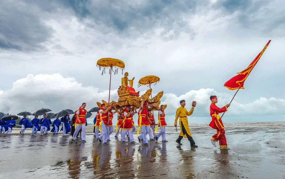 Độc đáo lễ hội chèo bơi Quan Lạn tại Hạ Long