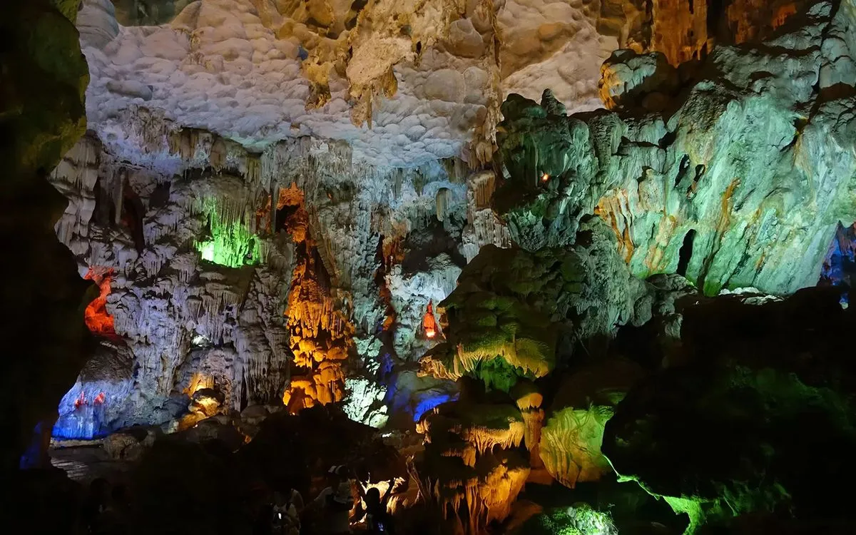 Động Thiên Cung – Ấn tượng hang động lộng lẫy nhất nơi Vịnh Hạ Long