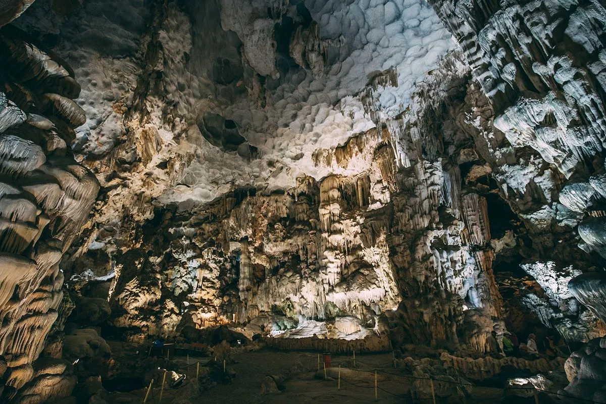 Động Thiên Cung – Ấn tượng hang động lộng lẫy nhất nơi Vịnh Hạ Long