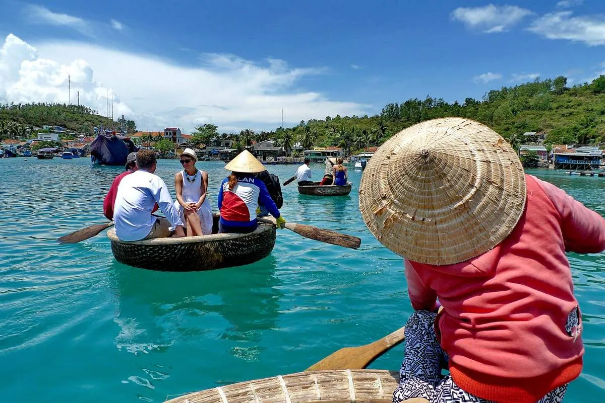 Du thuyền Emperor Nha Trang – Khám phá trọn vẹn vẻ đẹp vịnh Nha Trang