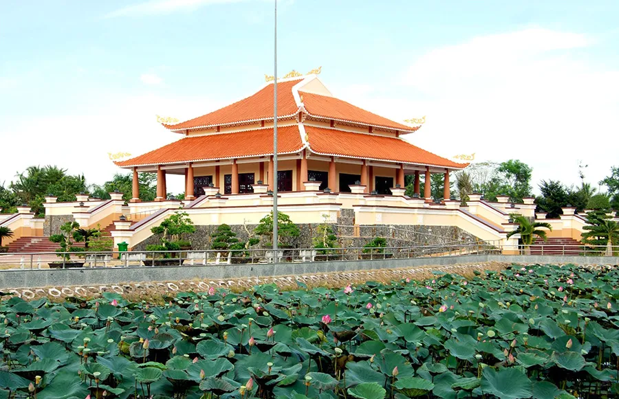 Dừng chân tại Đền thờ Bác Hồ Cù Lao Dung thăm vị lãnh tụ vĩ đại