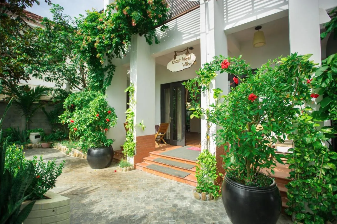 East West Villas – Khách sạn chuẩn 3 sao sở hữu khu vườn nhiệt đới đầy hoa tươi rực rỡ