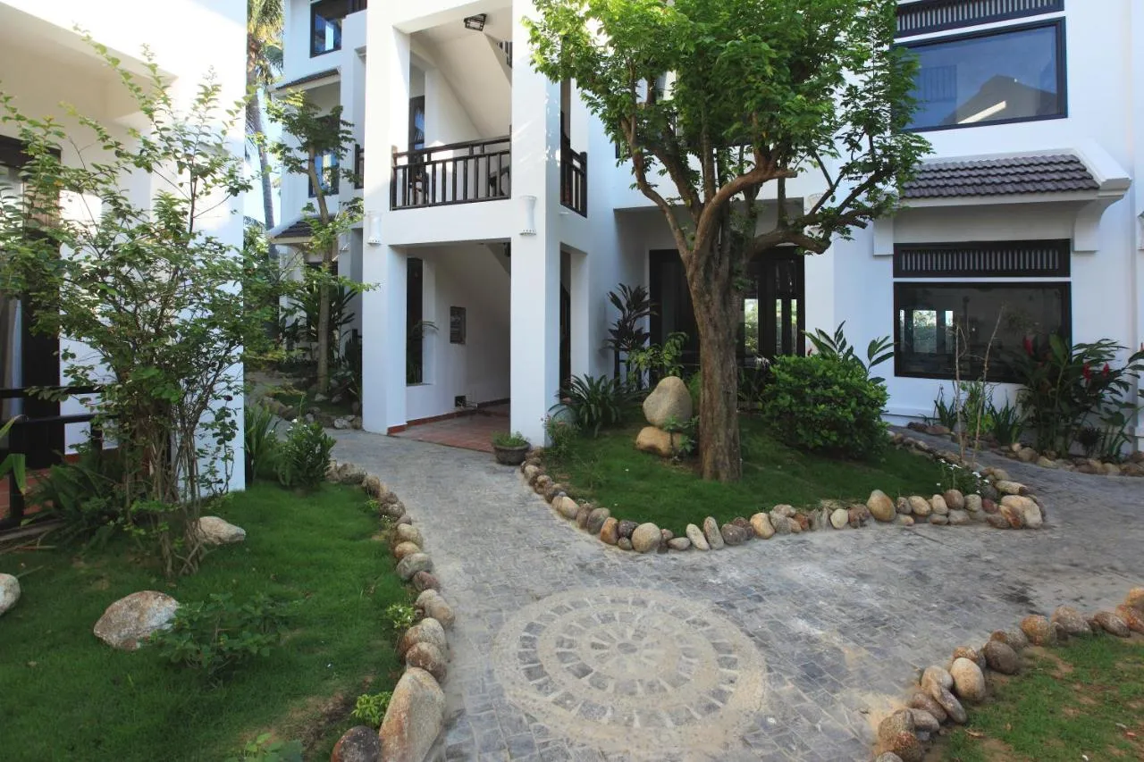 East West Villas – Khách sạn chuẩn 3 sao sở hữu khu vườn nhiệt đới đầy hoa tươi rực rỡ