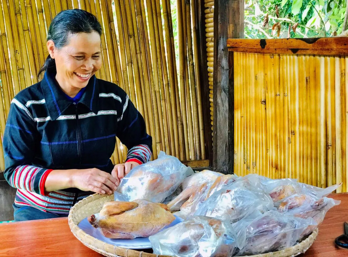 Gà xông khói Jơ Rai, đặc sản phố núi phải thử một lần ở Gia Lai