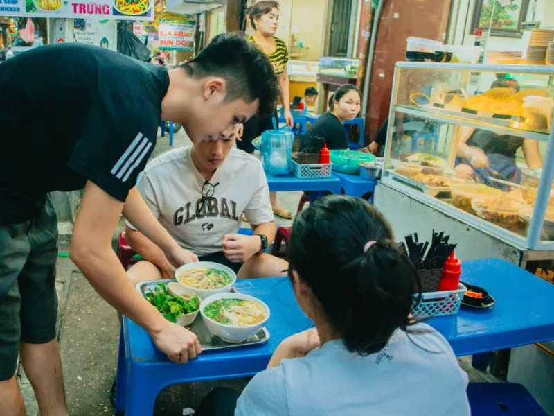 Ghé quán bún thang Cầu Gỗ và thưởng thức ngay đặc sản Hà Nội