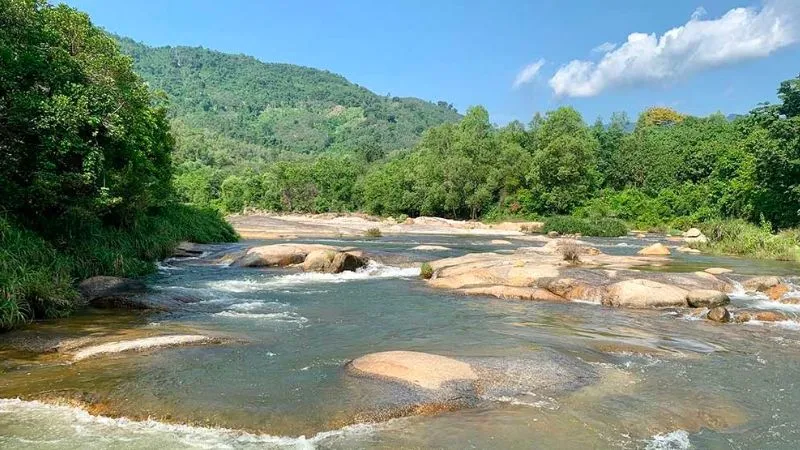 Ghé suối Đá Giăng tránh nóng, đổi gió dịp cuối tuần