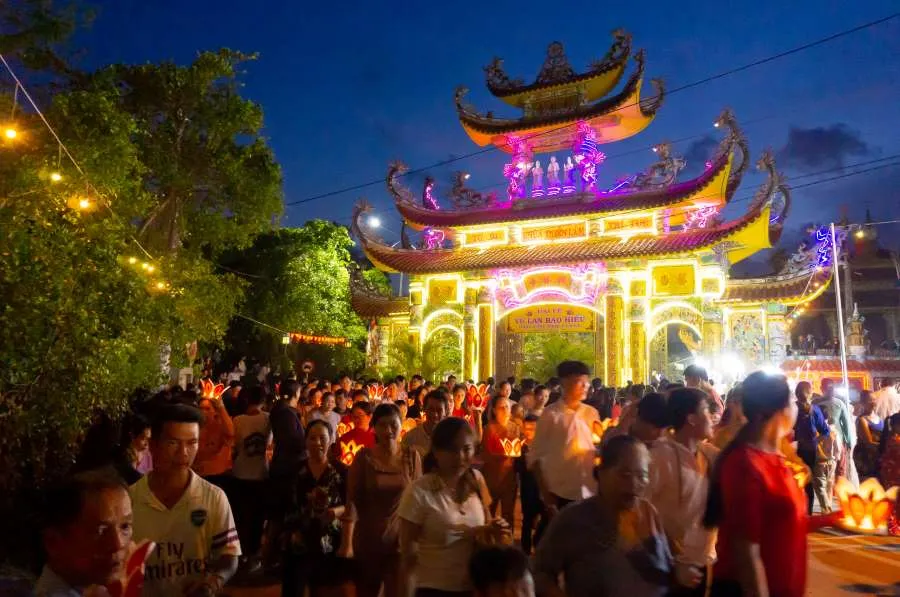 Ghé thăm chùa Thiền Lâm Cà Mau để tham gia lễ hội Hoa Đăng độc đáo