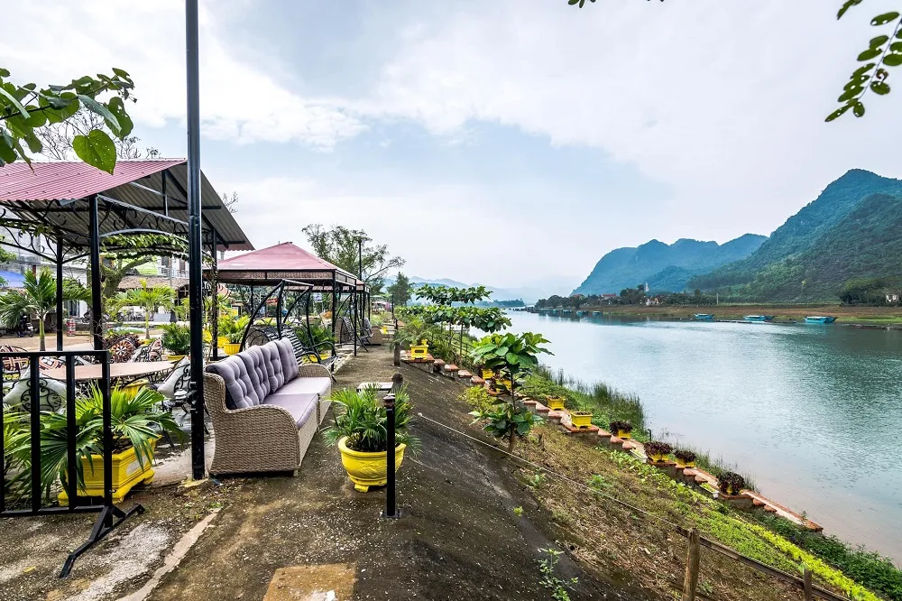 Ghé thăm The Villas Restaurant Quảng Bình cùng hội bạn thân