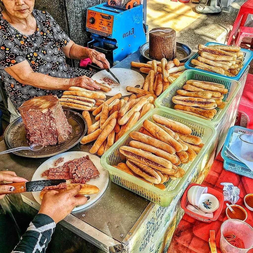 Giải mã sức hút món Bánh mỳ cay Hải Phòng, ăn là ghiền