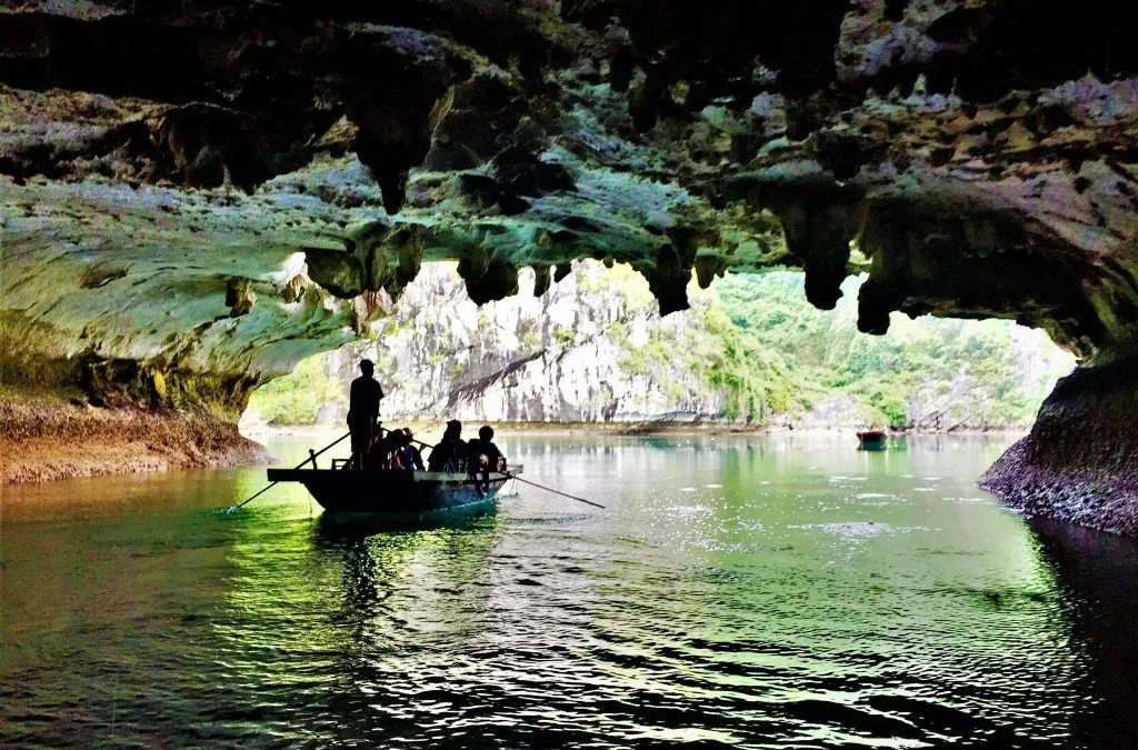 Hang Sáng Tối – Chèo thuyền Kayak khám phá hang động đầy huyền bí