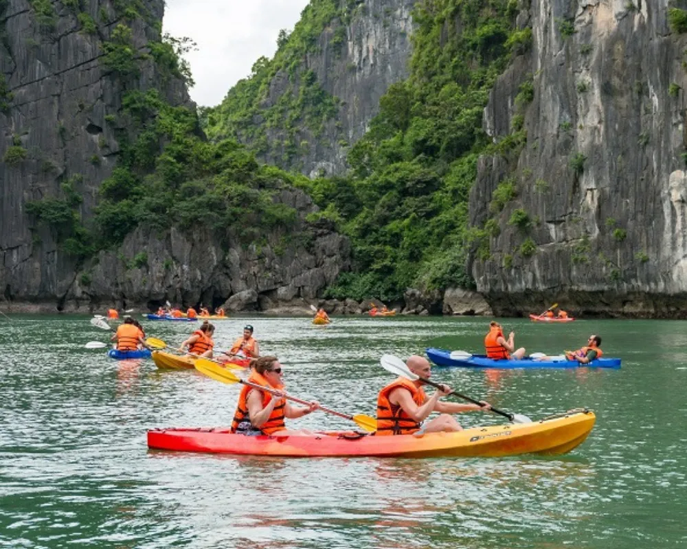 Hang Sáng Tối – Chèo thuyền Kayak khám phá hang động đầy huyền bí