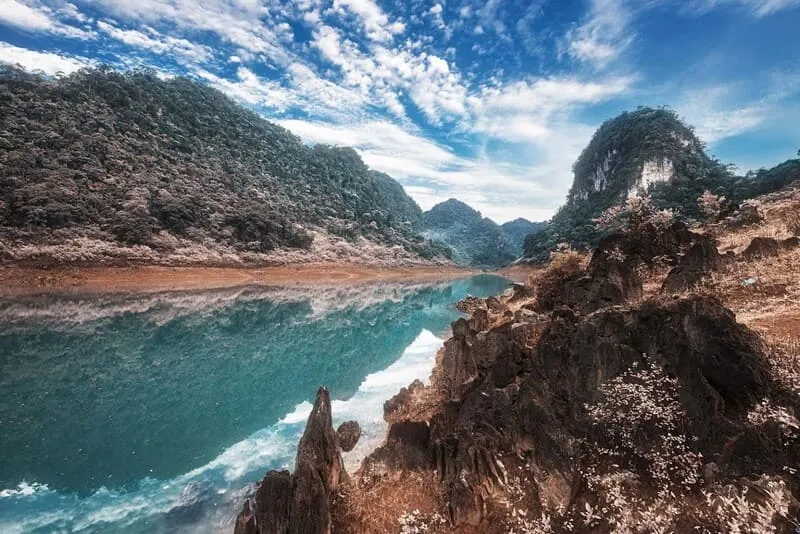 Hồ Thang Hen, thắng cảnh Cao Bằng khoe sắc giữa núi rừng