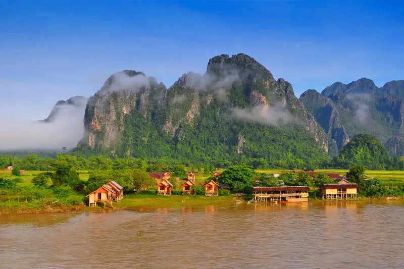 Hòa mình vào thị trấn Vangvieng yên bình và thơ mộng