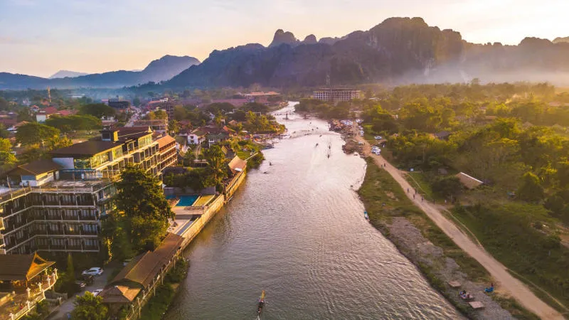 Hòa mình vào thị trấn Vangvieng yên bình và thơ mộng