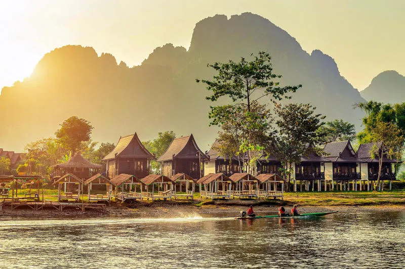 Hòa mình vào thị trấn Vangvieng yên bình và thơ mộng