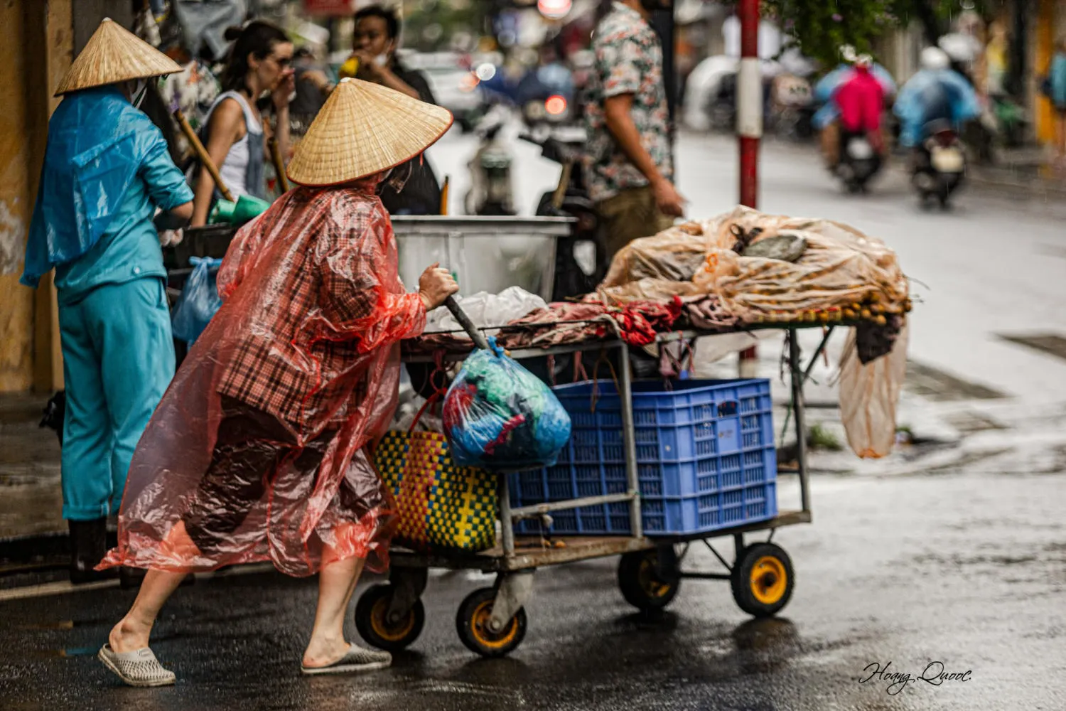 Hòa vào Nhịp sống Hà Nội một buổi chiều mưa