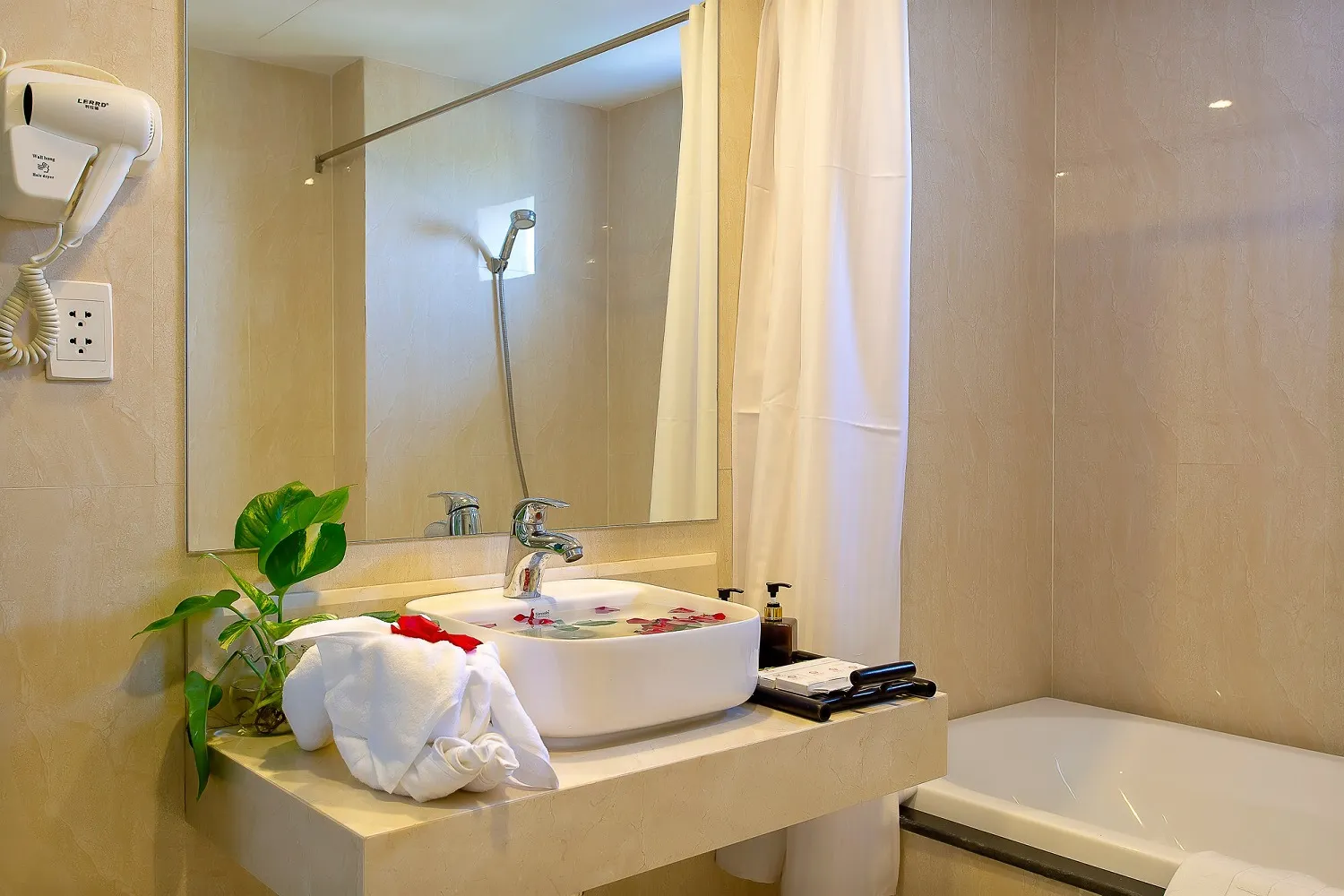 Hoi An Aurora Riverside Hotel & Spa – Khách sạn 3 sao có nhiều góc sống ảo mộng mơ