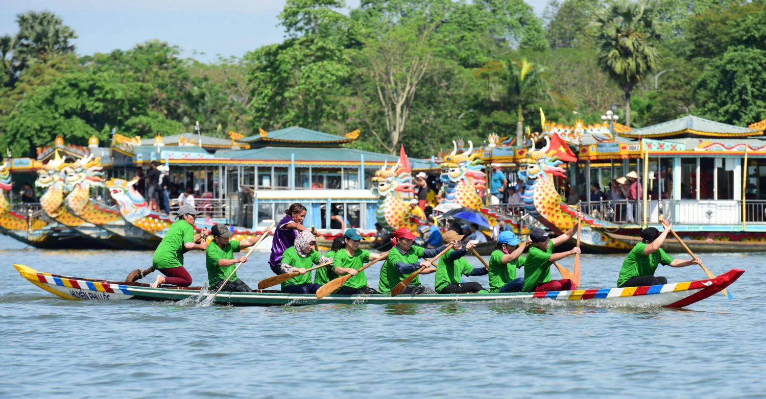 Hội đua ghe truyền thống – Tưng bừng tham gia lễ hội độc đáo tại Cố đô Huế