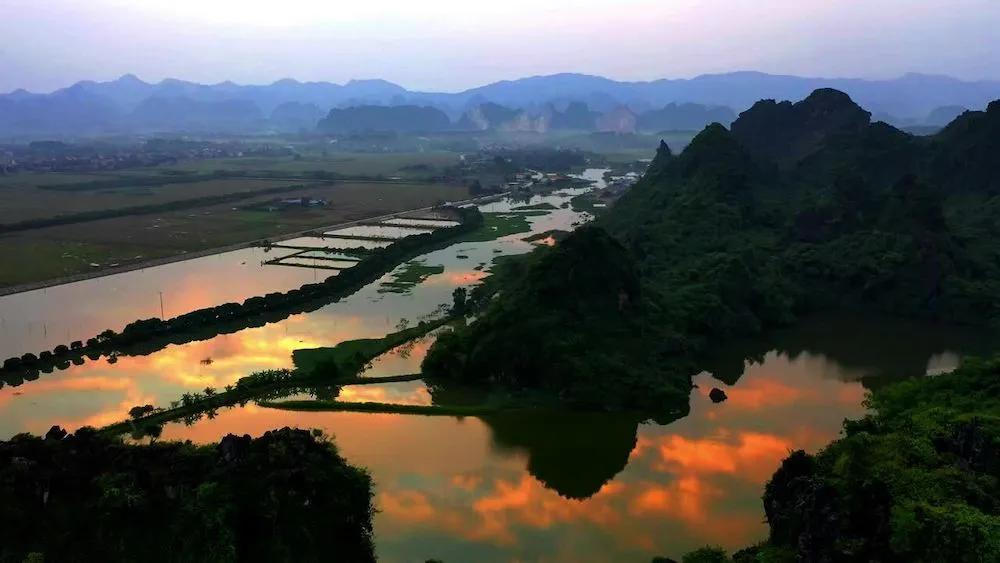 Hùng vĩ khung cảnh nước non Hồ Quan Sơn