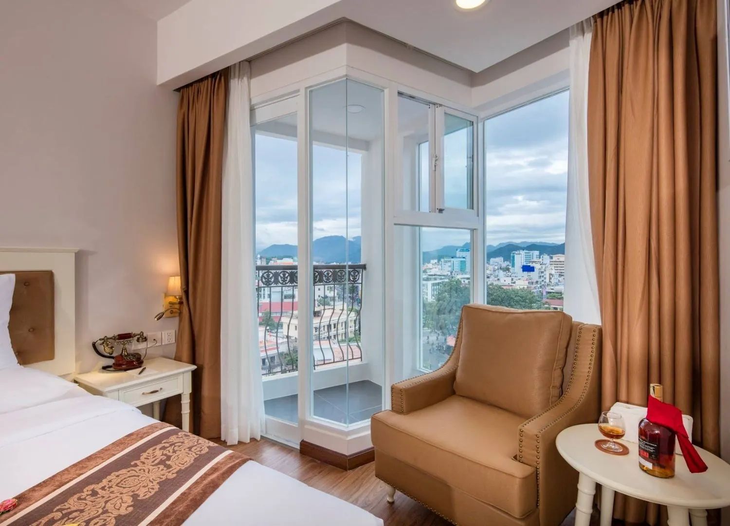 Isena Nha Trang Hotel hài hòa lối kiến trúc, nội thất sang trọng