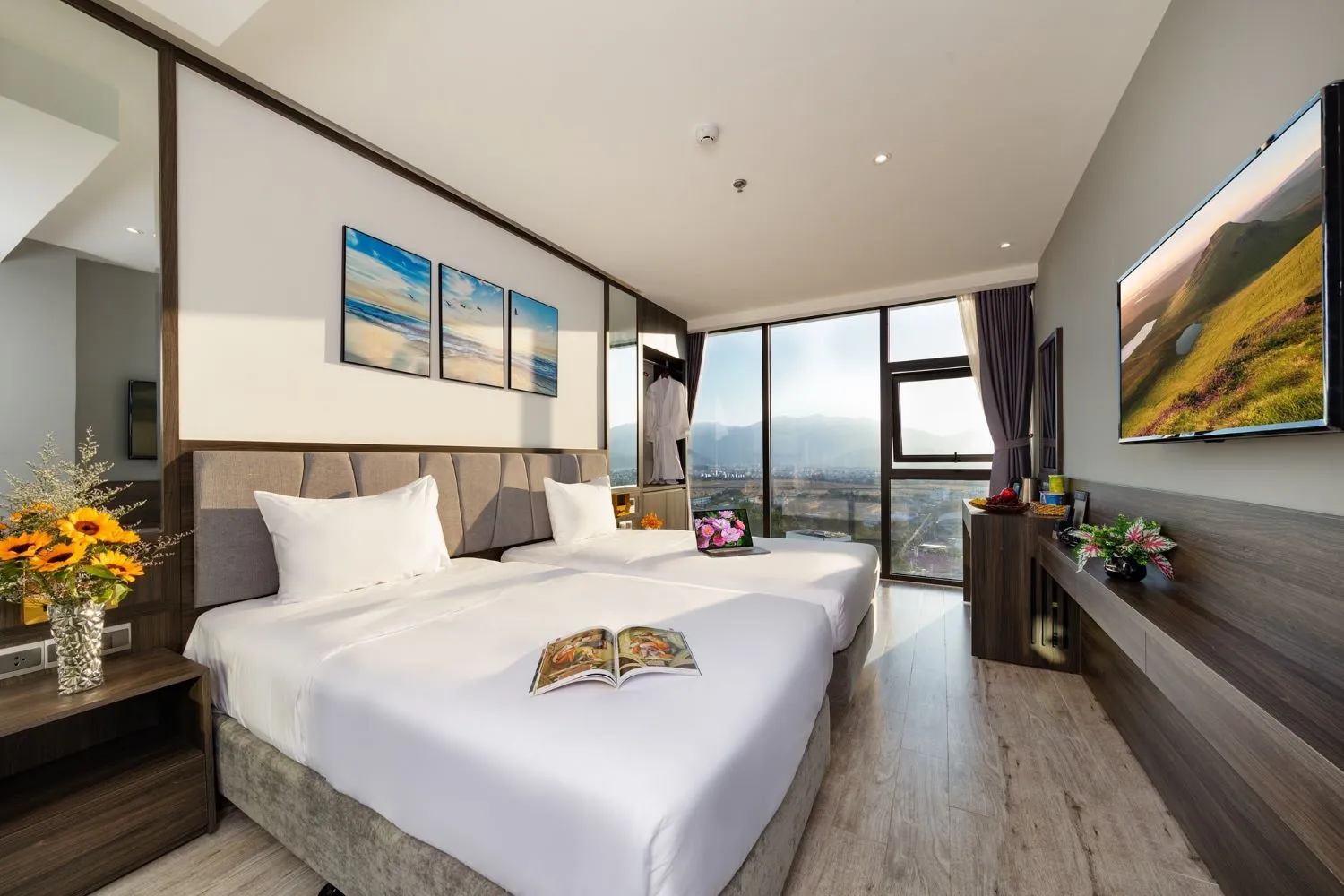 Ivy Hotel Nha Trang sừng sững ngay trên con đường Hồng Bàng