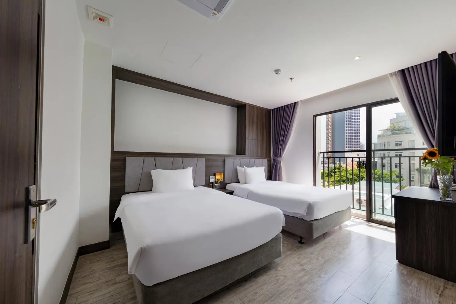 Ivy Hotel Nha Trang sừng sững ngay trên con đường Hồng Bàng