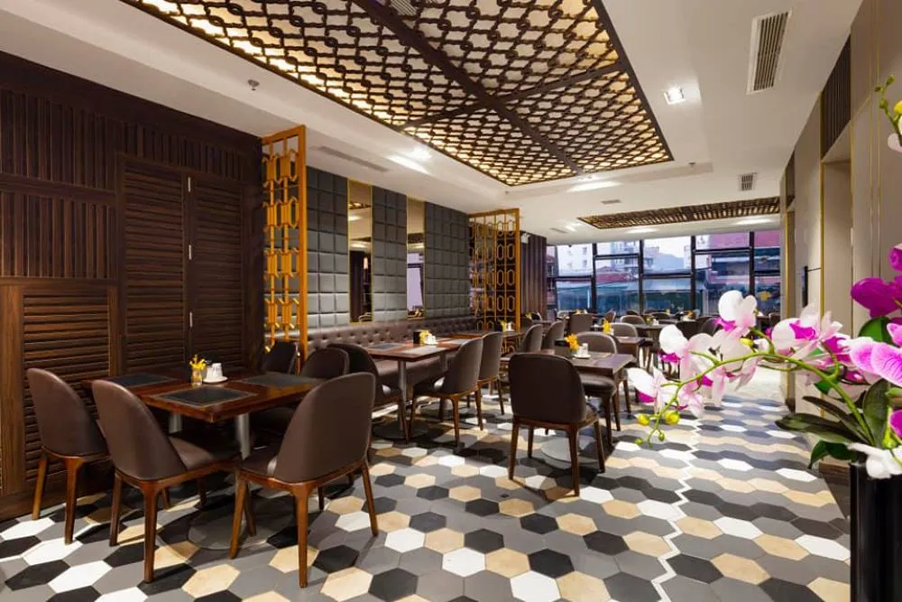 Ivy Hotel Nha Trang sừng sững ngay trên con đường Hồng Bàng