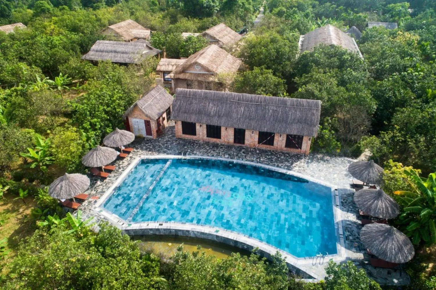 Khách sạn Hue Ecolodge tựa lưng bên dãy núi Ngự Bình hùng vĩ