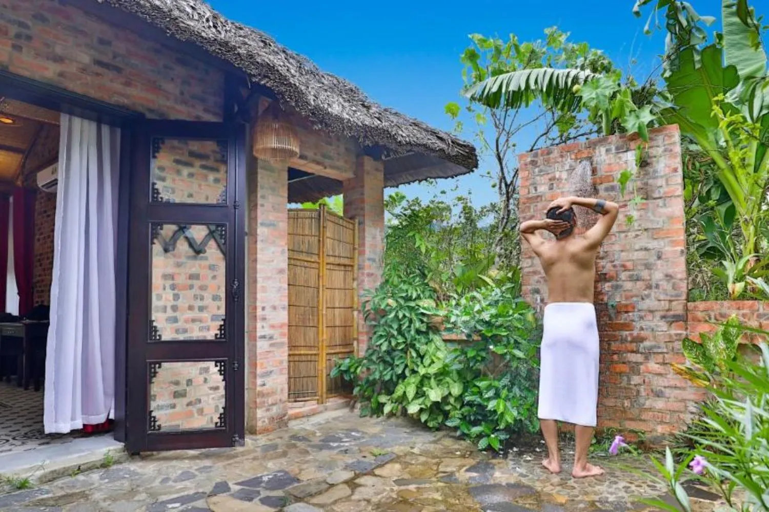 Khách sạn Hue Ecolodge tựa lưng bên dãy núi Ngự Bình hùng vĩ