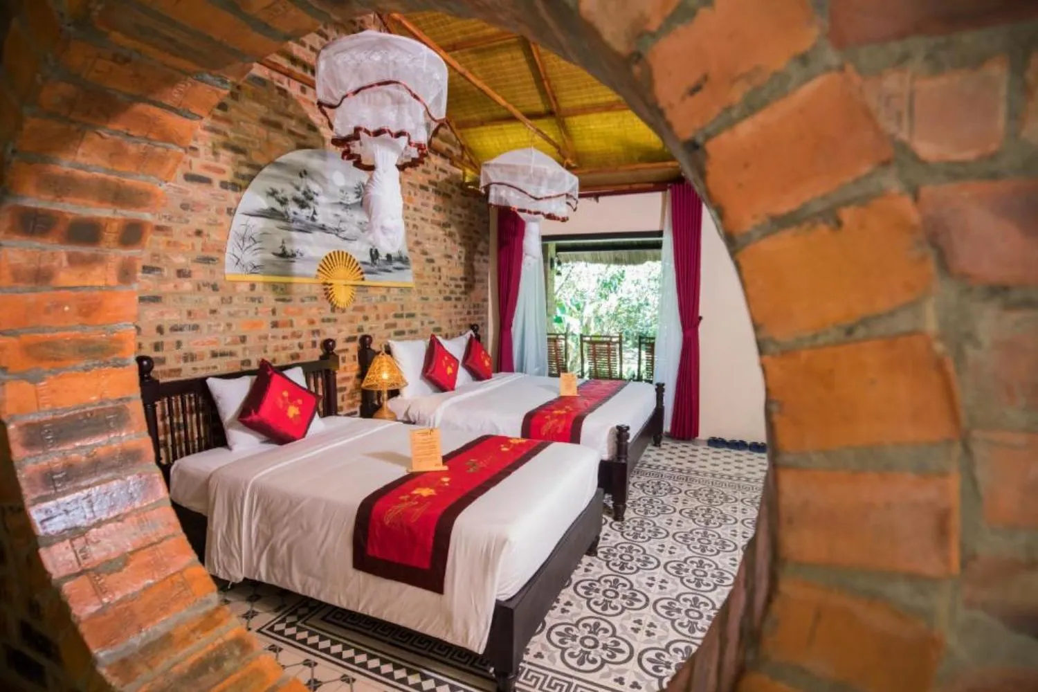 Khách sạn Hue Ecolodge tựa lưng bên dãy núi Ngự Bình hùng vĩ