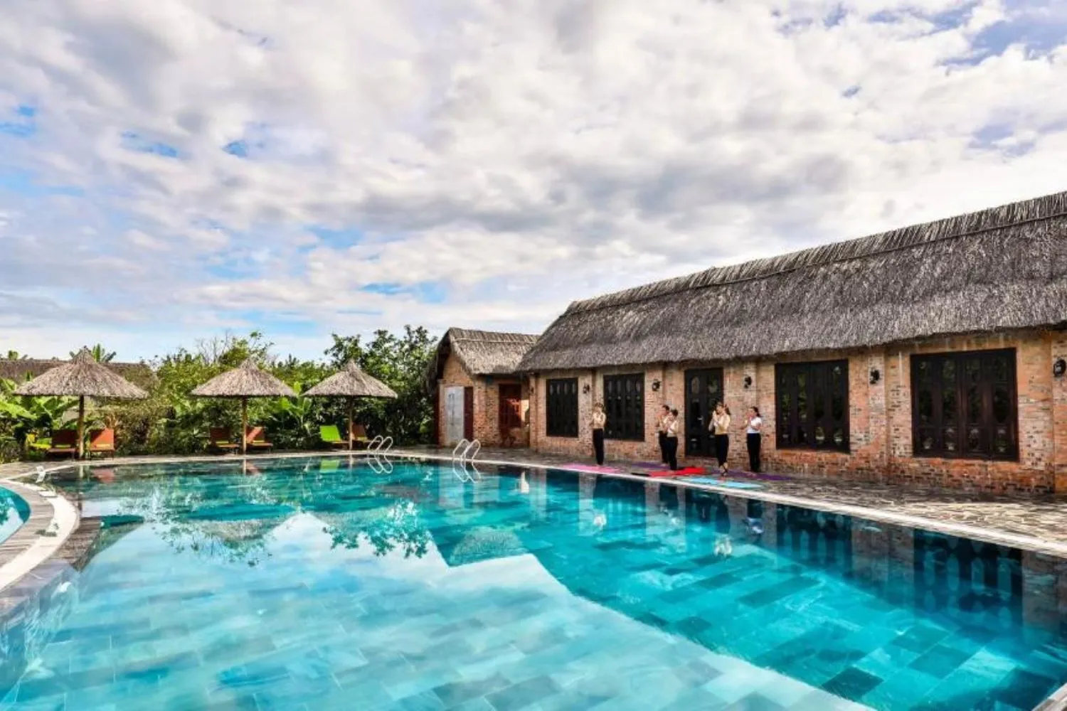 Khách sạn Hue Ecolodge tựa lưng bên dãy núi Ngự Bình hùng vĩ