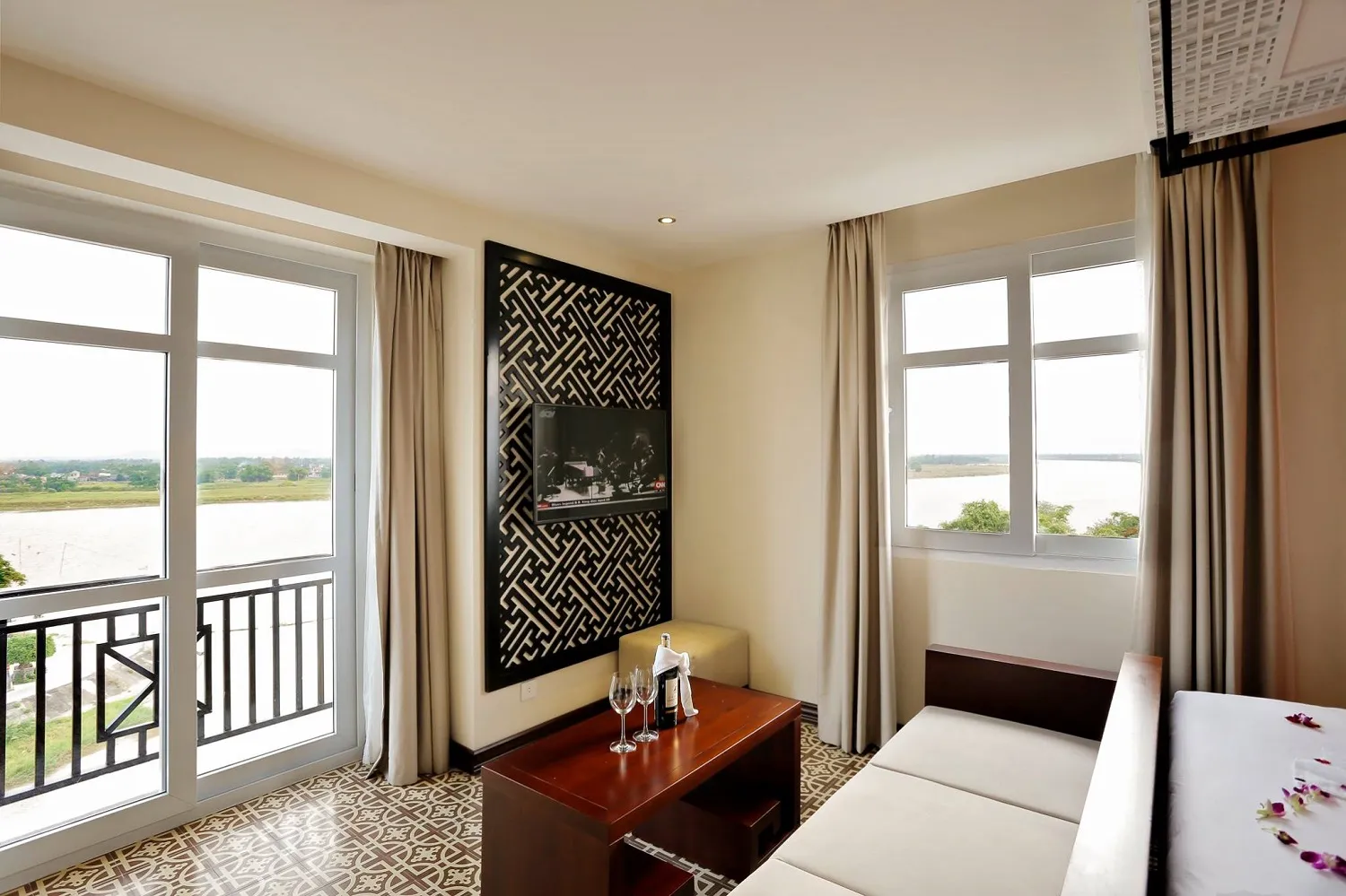 Khách sạn Royal Riverside – Khách sạn 4 sao nằm cạnh sông Thu Bồn