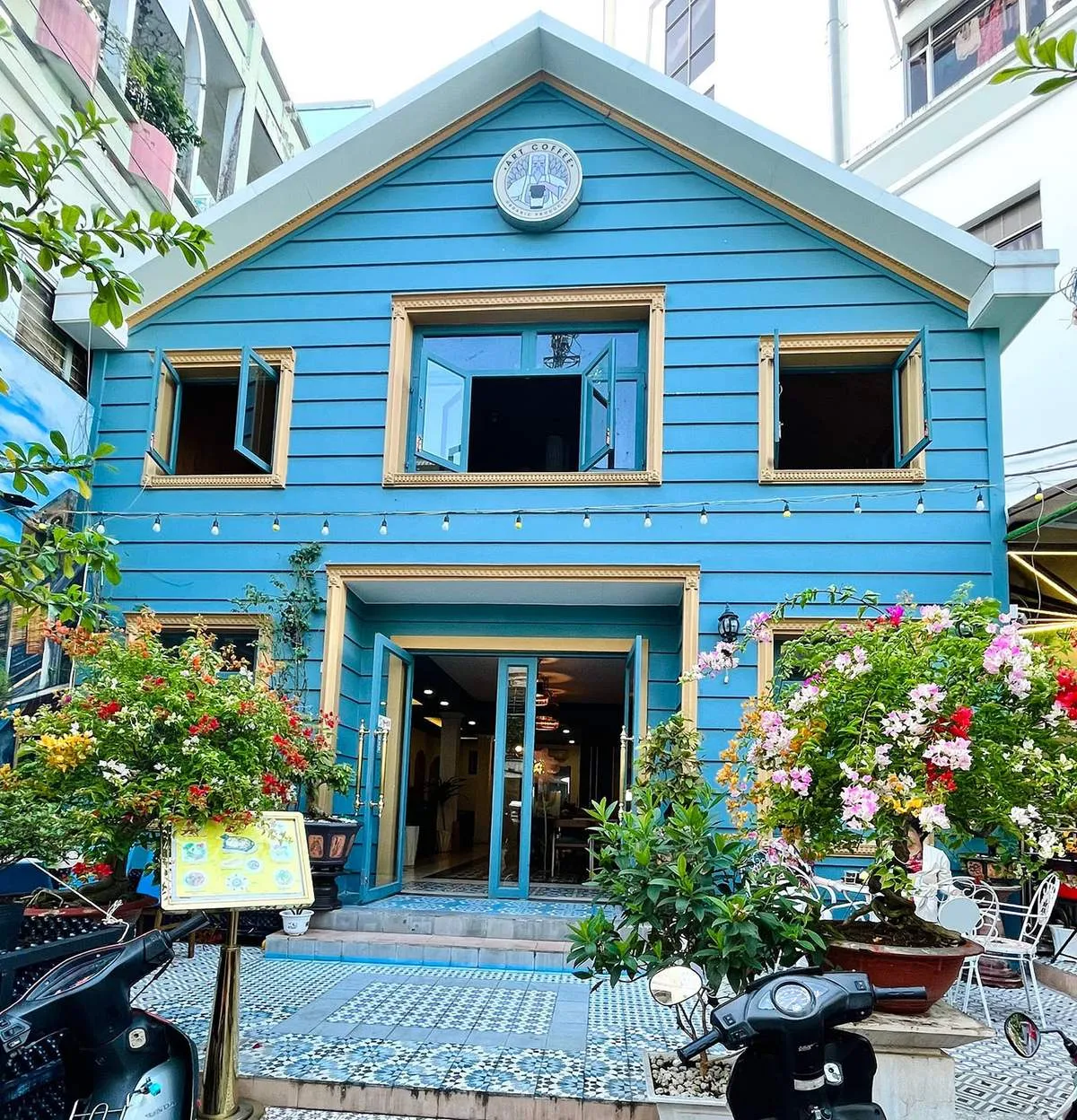 Khám phá Art Coffee Shop với không gian sang trọng và ấm cúng