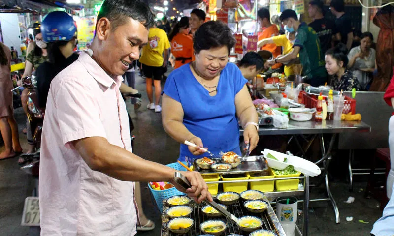 Khám phá chợ Hồ Thị Kỷ, khu chợ hoa nhộn nhịp về đêm