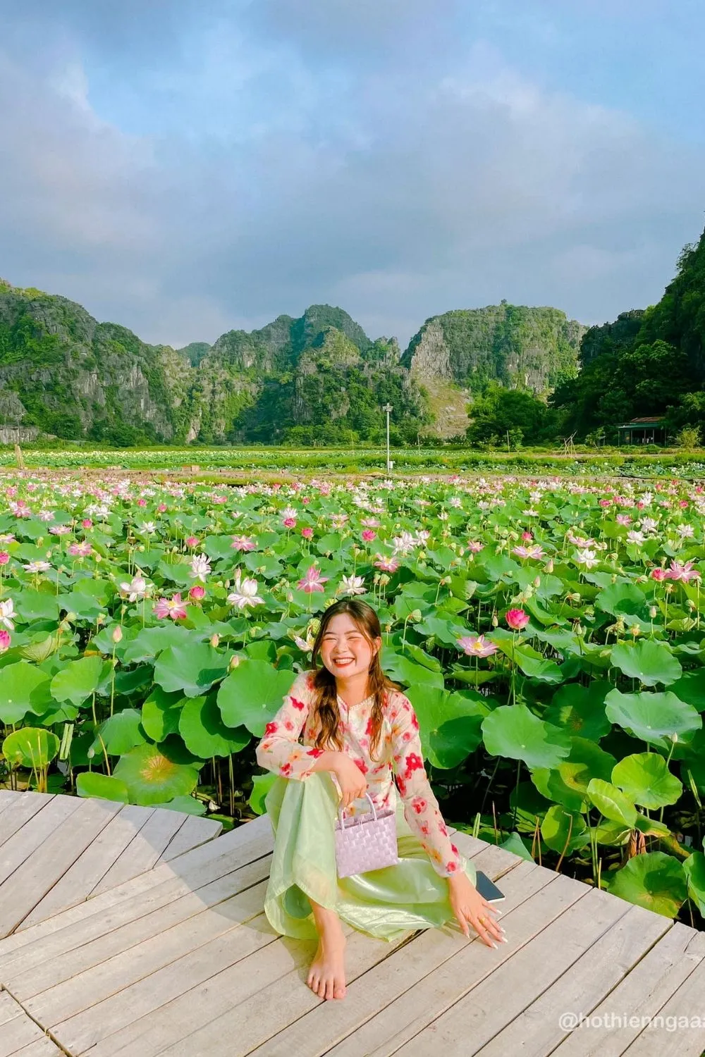 Khám phá Đầm sen Hang Múa Ninh Bình đẹp quên lối về cùng Hồ Thiên Nga