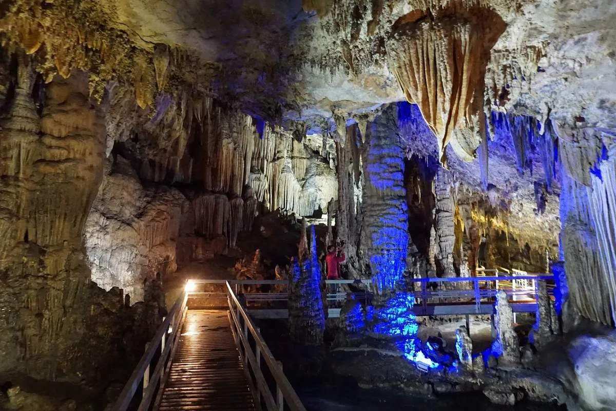 Khám phá động Lùng Khúy muôn màu muôn vẻ – Đệ nhất động Hà Giang