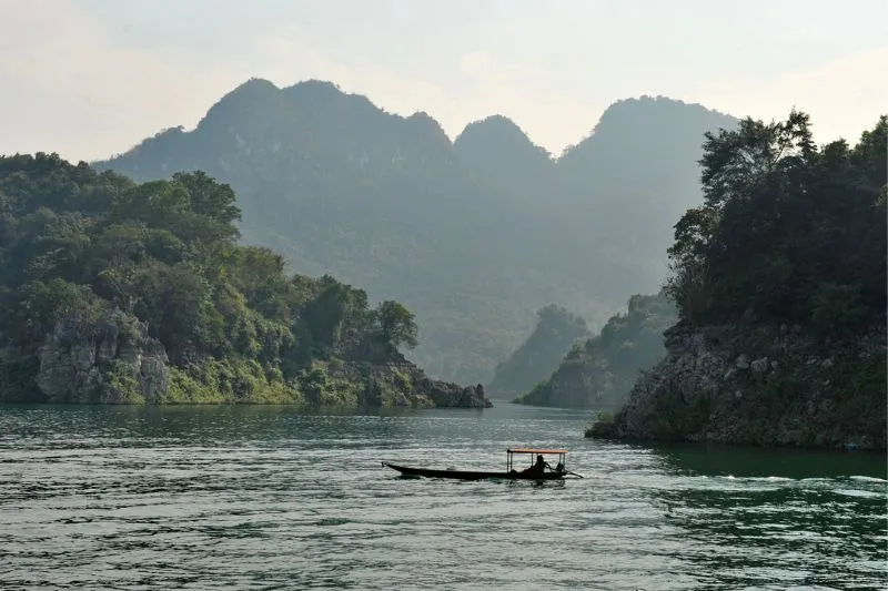 Khám phá Hồ Hòa Bình với làn nước xanh màu ngọc lục bảo