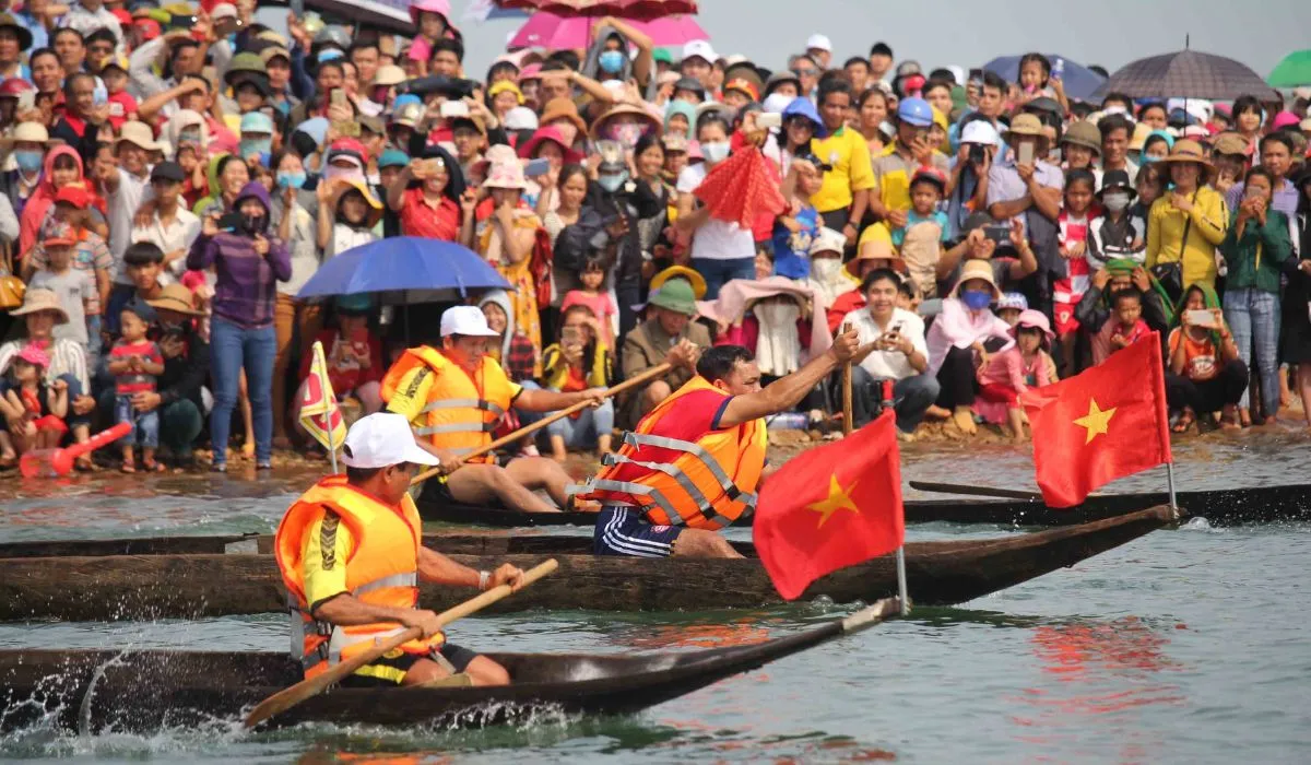 Khám phá Hội đua thuyền độc mộc trên sông Pô Cô cực sôi động