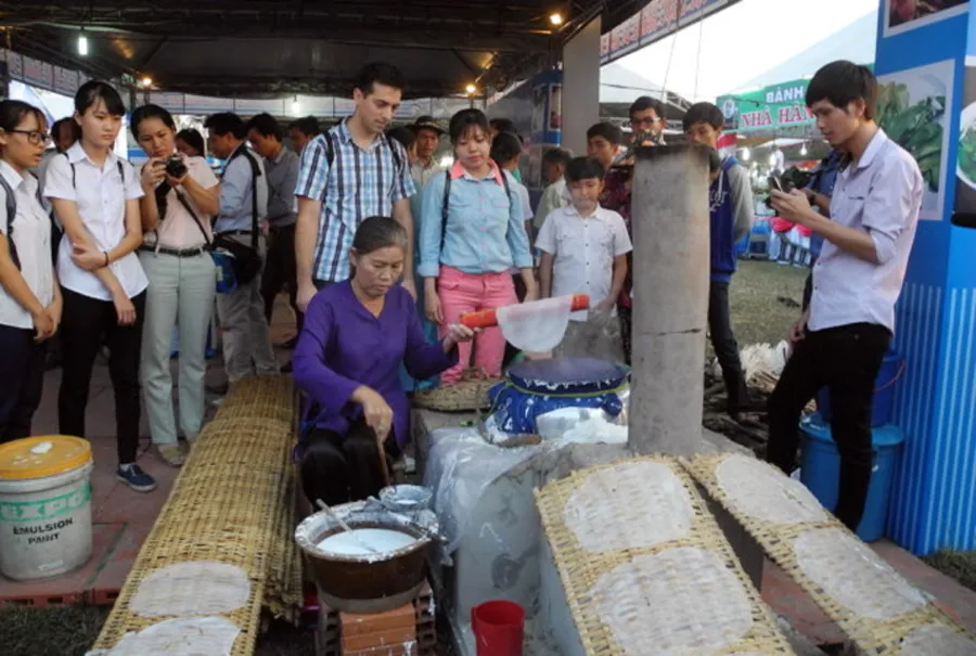 Khám phá Lễ hội bánh tráng phơi sương Trảng Bàng ở Tây Ninh