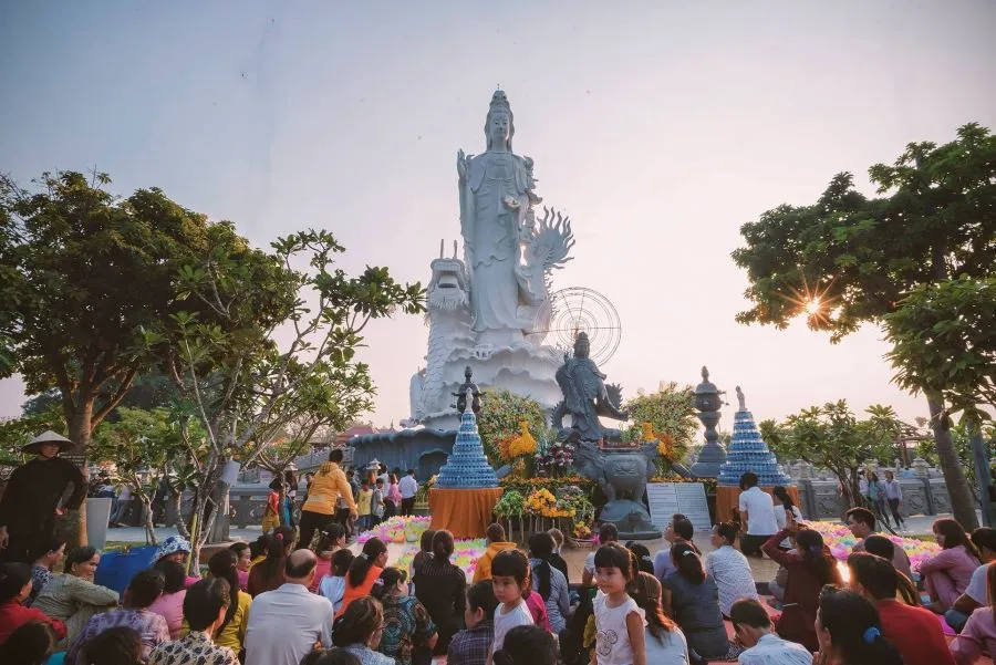 Khám phá Lễ Vía Quan Thế Âm và thả hoa đăng tại chùa Gò Kén