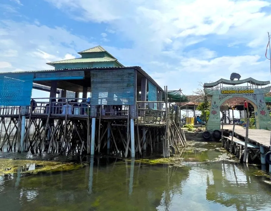 Khám phá nhà hàng nổi Chuồn Lagoon cực dân dã ở Huế