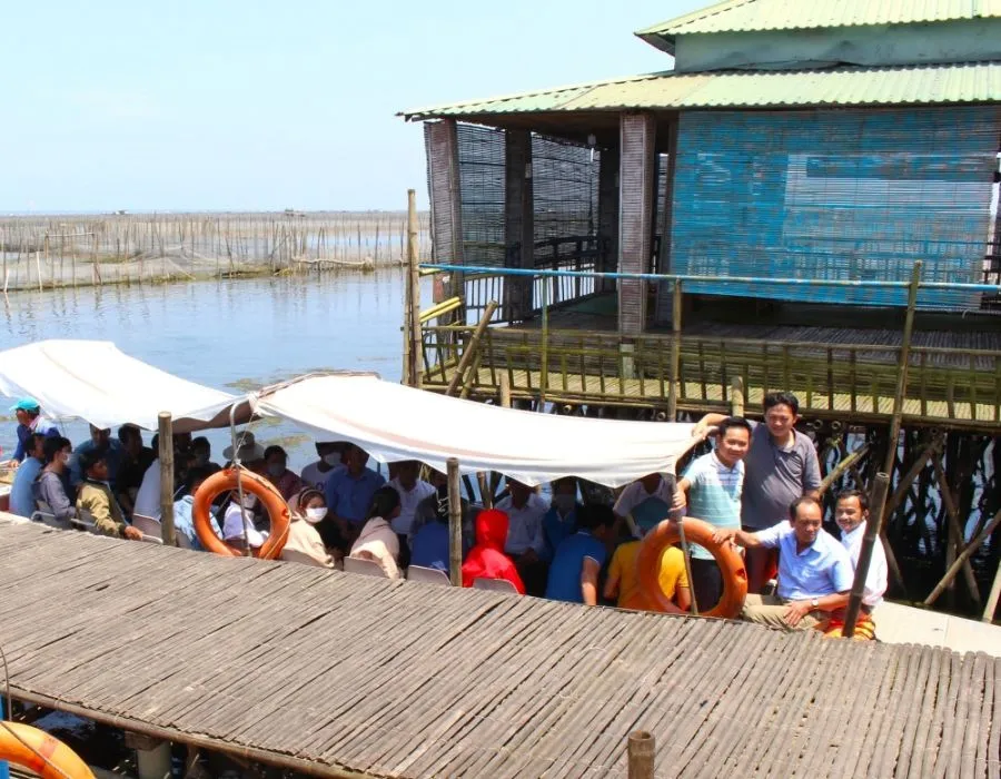 Khám phá nhà hàng nổi Chuồn Lagoon cực dân dã ở Huế